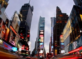 Nadie mira los luminosos de Times Square, Nueva York se queda en casa