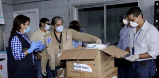 World Vision dona equipo de bioseguridad para personal sanitario que combate coronavirus