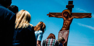 Grecia cancela misas a pesar de reticencia de la iglesia ortodoxa