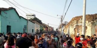 Miles de salvadoreños salen a la calle en plena cuarentena por bono estatal