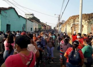 Miles de salvadoreños salen a la calle en plena cuarentena por bono estatal