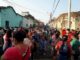 Miles de salvadoreños salen a la calle en plena cuarentena por bono estatal