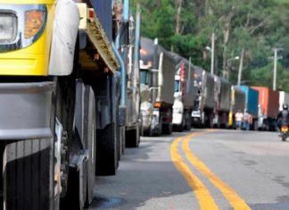Transportistas de cargan amenazan con paro de labores para la próxima semana