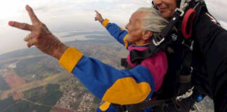 Muere a los 110 años en Brasil la mujer más anciana en saltar en paracaídas
