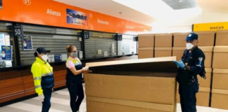 Unos 4.000 ataúdes de cartón para Guayaquil donde siguen recogiendo cadáveres