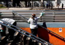 Chilenos desaprueban levantamiento de cuarentenas durante el brote de COVID-19