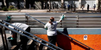 Chilenos desaprueban levantamiento de cuarentenas durante el brote de COVID-19