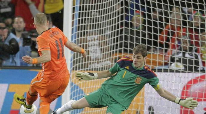 Casillas: «Mi mejor parada se la hice a Robben en la final del Mundial»