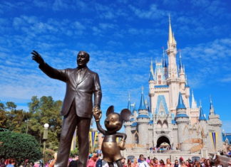 Parques de Disney donan su comida y 200.000 piezas protectoras ante COVID-19