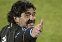 Maradona dona camiseta para barrio vulnerable en Argentina