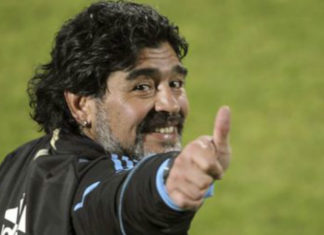 Maradona dona camiseta para barrio vulnerable en Argentina