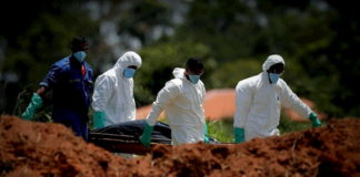 Excavadoras cavan tumbas en Brasil a la espera del temido pico de la pandemia