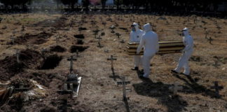 EEUU se convierte en el primer país que registra 2.000 muertos en un día