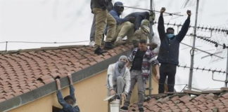 Más de 100 presos piden desde el tejado de una cárcel argentina volver a casa