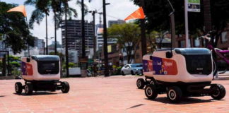Robots entregan domicilios en Medellín durante la cuarentena por COVID-19