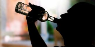 Beber alcohol no mata el coronavirus, dice la OMS tras intoxicaciones masivas