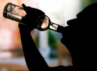Beber alcohol no mata el coronavirus, dice la OMS tras intoxicaciones masivas