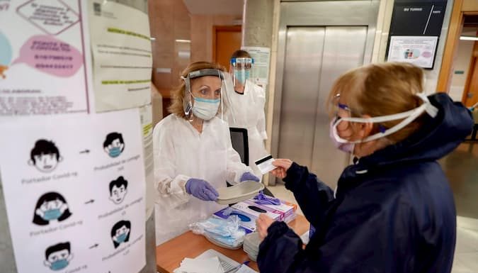 España reduce las muertes por coronavirus en 1.918 por corrección de cifras