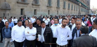 Meseros mexicanos despedidos por COVID-19 exigen apoyo al Gobierno