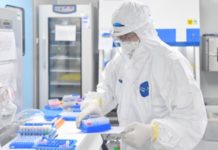 Ninguna vacuna tiene chip para controlar a nadie, dice científico