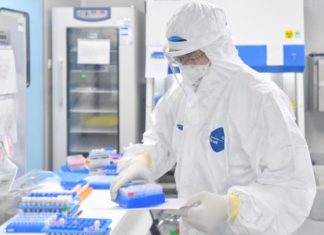 Ninguna vacuna tiene chip para controlar a nadie, dice científico