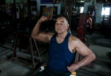 Culturista birmano, orgulloso de seguir levantando pesas con más de noventa años