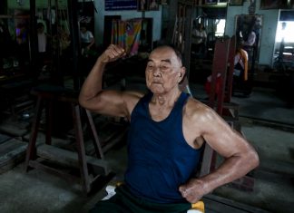 Culturista birmano, orgulloso de seguir levantando pesas con más de noventa años