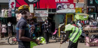 Madagascar obliga a barrer las calles a quienes salen sin mascarilla