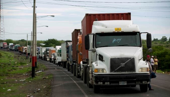 Camioneros de Centroamérica piden flexibilidad migratoria durante la pandemia
