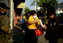 El Salvador tiene cerca de 10.000 casos de COVID y alerta de muertes en casa