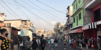 Guatemaltecos se aglomeran en tiendas de barrio por nuevo toque de queda