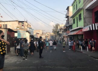 Guatemaltecos se aglomeran en tiendas de barrio por nuevo toque de queda