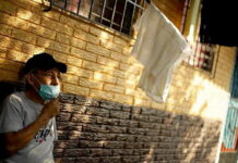 Habitantes de la capital salvadoreña cuelgan banderas para pedir alimentos