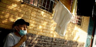 Habitantes de la capital salvadoreña cuelgan banderas para pedir alimentos