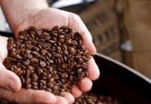 Tomar café no previene ni cura el coronavirus