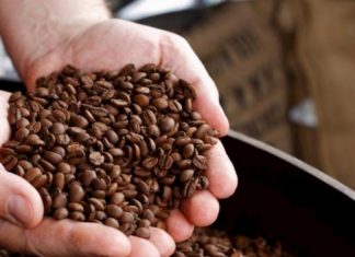 Tomar café no previene ni cura el coronavirus