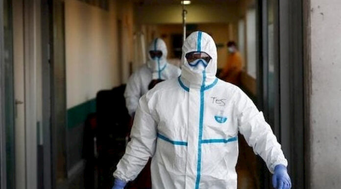Personal de salud en México denuncia que los obligan a reutilizar mascarillas