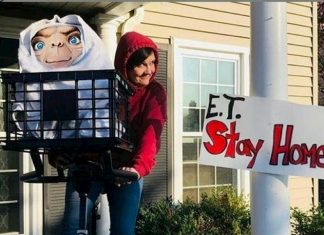 Disfraces en un porche en EEUU arrancan sonrisas durante la pandemia