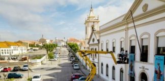 Encaramada en una grúa para ver a un ser querido en un hogar de ancianos