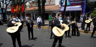 Médicas que atienden COVID-19 en México reciben regalos por Día de las Madres