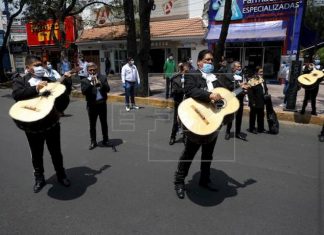 Médicas que atienden COVID-19 en México reciben regalos por Día de las Madres