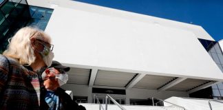Cannes cambia su alfombra roja por un mensaje de gracias a los sanitarios
