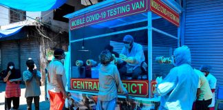 Licorerías abarrotadas en primer día de relajación del confinamiento en India