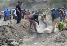 Sin lugar para fosas: pandemia fuerza ampliar cementerio en centro de México