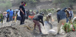Sin lugar para fosas: pandemia fuerza ampliar cementerio en centro de México
