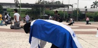 Alcalde de Choluteca clama de rodillas que pandemia del coronavirus termine