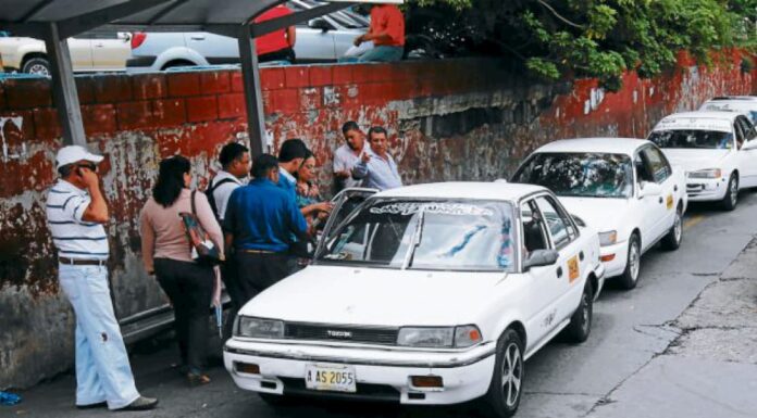 Por falta de dinero taxistas piden al Gobierno que no se cobre matrícula vehicular