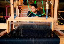 Tejedores indígenas de Oaxaca elaboran mascarillas con telas para huipiles