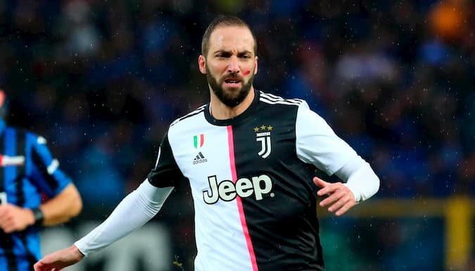 Higuaín sufre molestias musculares, pero exámenes excluyen lesión grave