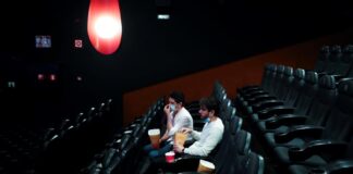 Francia reabre sus cines y permite el deporte de equipo a partir del lunes